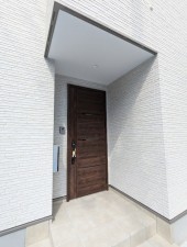 呉市天応大浜、新築一戸建ての玄関画像です