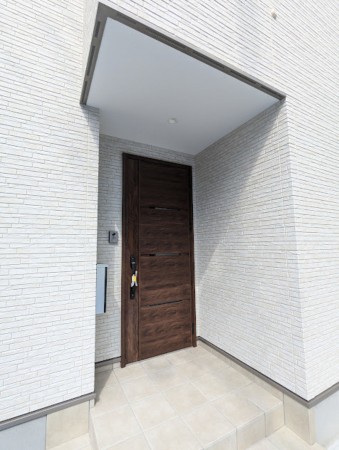 呉市天応大浜、新築一戸建ての玄関画像です