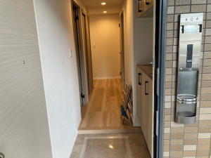 呉市阿賀中央、マンションの玄関画像です