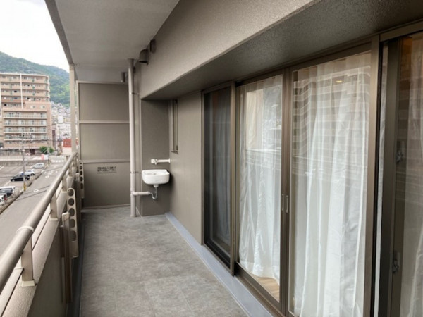 呉市阿賀中央、マンションのバルコニー画像です