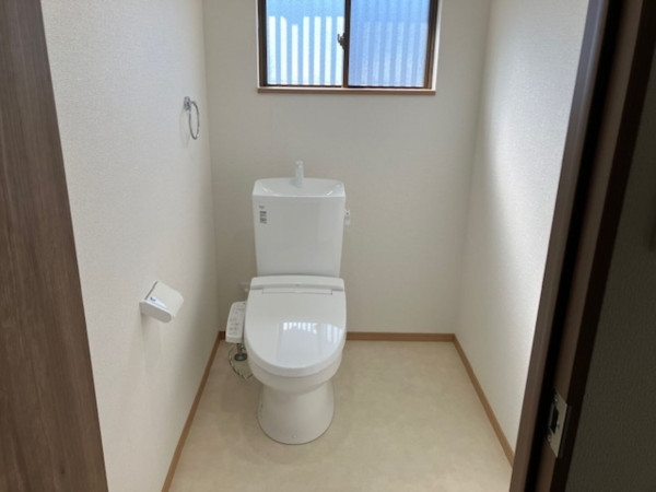 呉市焼山西、中古一戸建てのトイレ画像です
