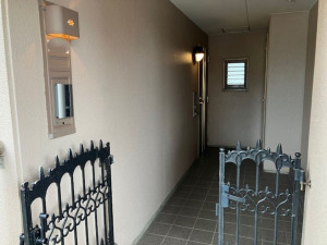 呉市中央、マンションの玄関画像です