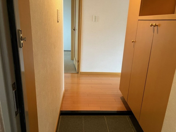 呉市中央、マンションの玄関画像です