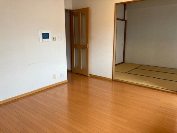 呉市中央、マンションの居間画像です