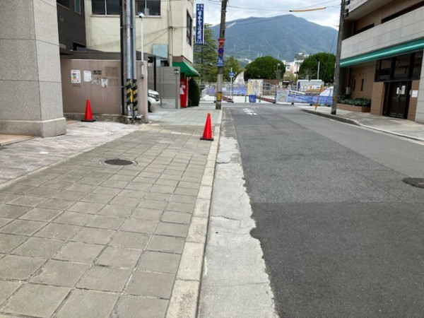 呉市中央、マンションの前面道路を含む現地写真画像です