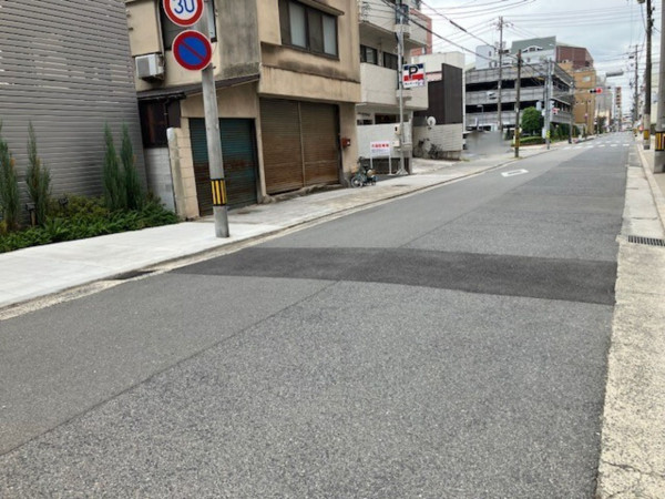 呉市中央、マンションの前面道路を含む現地写真画像です