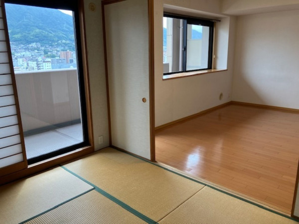 呉市中央、マンションの居間画像です