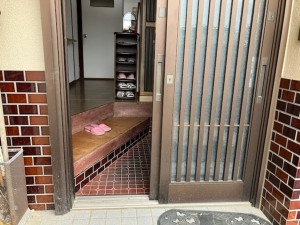 呉市上山田町、中古一戸建ての玄関画像です