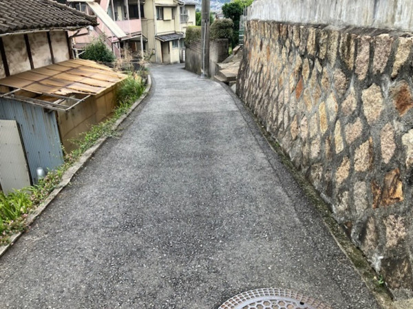 呉市上山田町、中古一戸建ての前面道路を含む現地写真画像です
