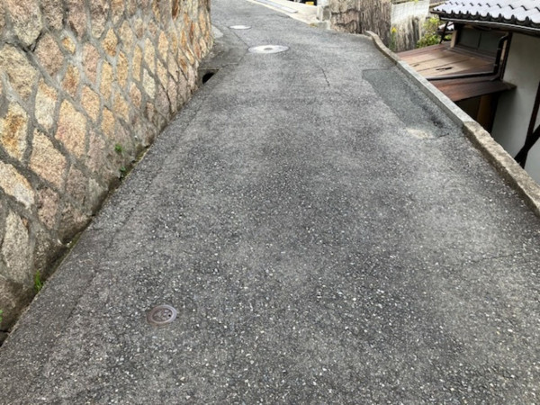 呉市上山田町、中古一戸建ての前面道路を含む現地写真画像です