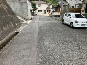 呉市広白石、中古一戸建ての前面道路を含む現地写真画像です