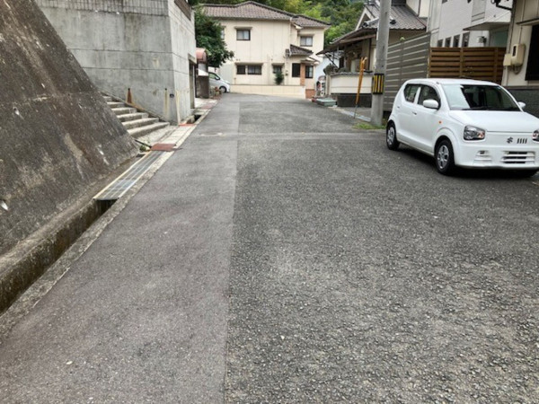 呉市広白石、中古一戸建ての前面道路を含む現地写真画像です