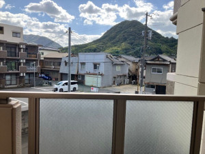 呉市広中町、マンションの前面道路を含む現地写真画像です