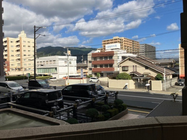 呉市広中町、マンションの前面道路を含む現地写真画像です