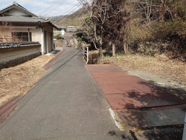 岡山市北区足守、中古一戸建ての前面道路を含む現地写真画像です