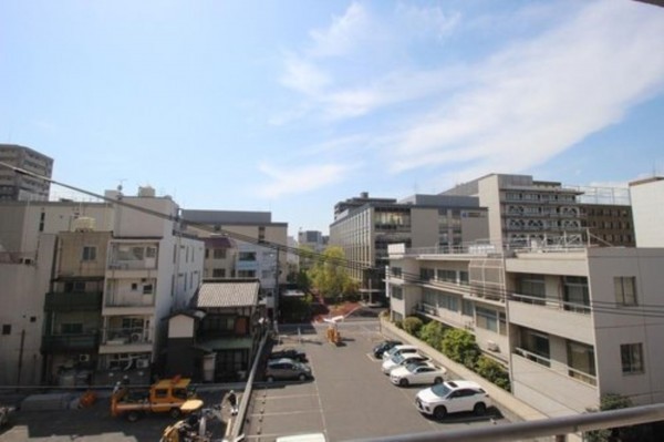 岡山市北区中山下、マンションの画像です