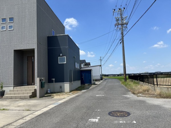 安城市榎前町、中古一戸建ての前面道路を含む現地写真画像です