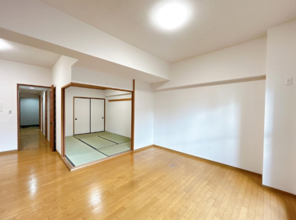 安城市三河安城本町、マンションの居間画像です