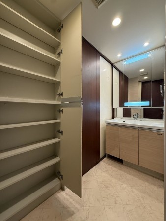 安城市横山町、マンションの洗面画像です