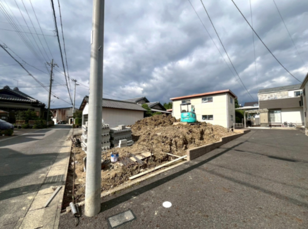 安城市安城町、新築一戸建ての前面道路を含む現地写真画像です
