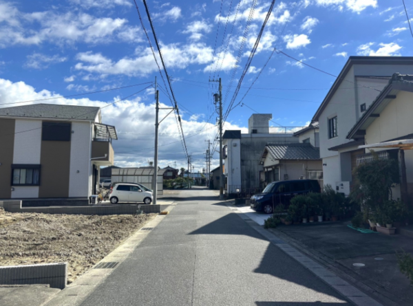 安城市安城町、新築一戸建ての前面道路を含む現地写真画像です