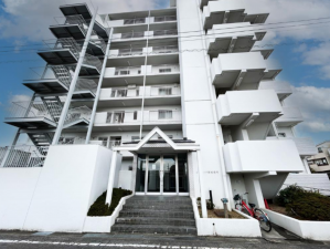 安城市桜町、マンションの外観画像です