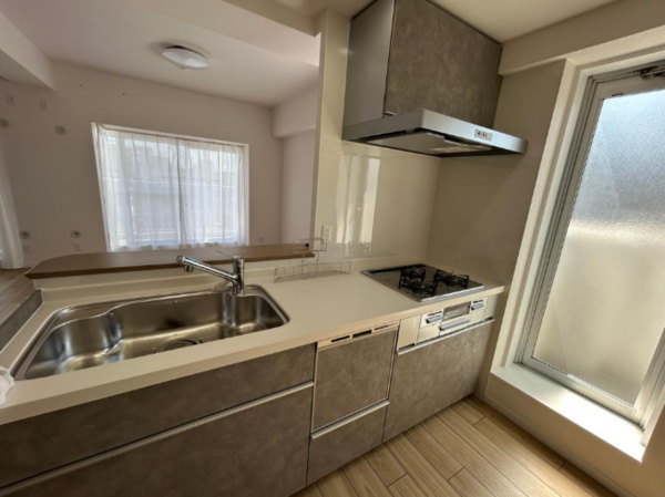 安城市桜町、マンションのキッチン画像です