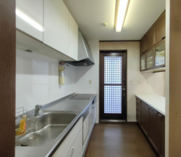 安城市桜井町、中古一戸建てのキッチン画像です