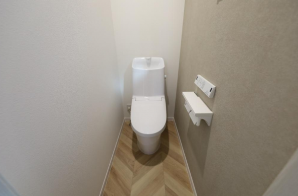 安城市百石町、新築一戸建てのトイレ画像です