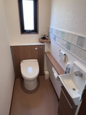 安城市姫小川町、中古一戸建てのトイレ画像です