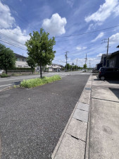 安城市姫小川町、中古一戸建ての前面道路を含む現地写真画像です