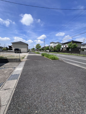 安城市姫小川町、中古一戸建ての前面道路を含む現地写真画像です