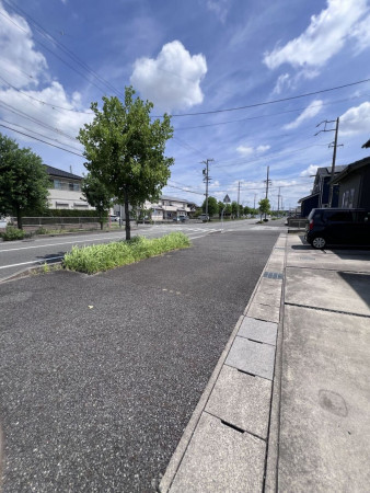 安城市姫小川町、中古一戸建ての前面道路を含む現地写真画像です