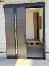 堺市堺区、新築一戸建ての玄関画像です