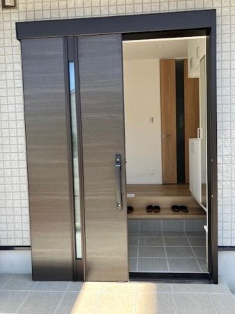 堺市堺区、新築一戸建ての玄関画像です