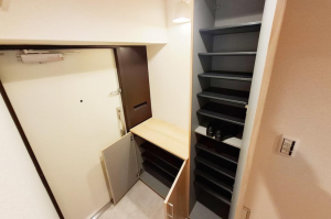 堺市堺区賑町、マンションの玄関画像です