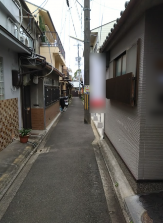 京都市上京区寺之内通千本西入柏清盛町、中古一戸建ての前面道路を含む現地写真画像です