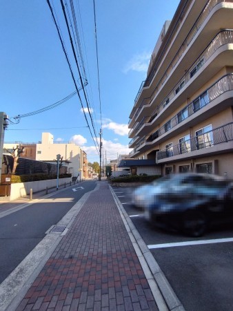 京都市上京区中立売通室町西入三丁町、マンションの前面道路を含む現地写真画像です