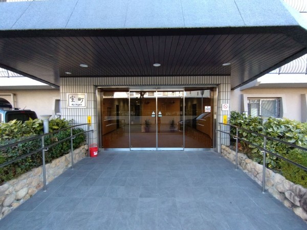 京都市上京区中立売通室町西入三丁町、マンションのエントランス画像です