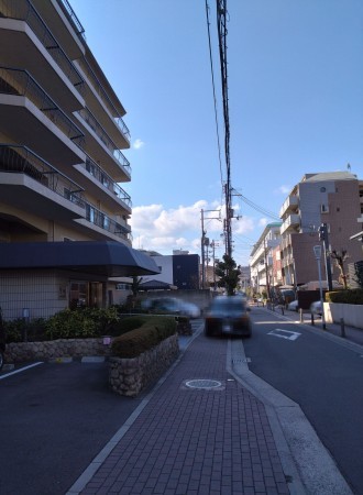 京都市上京区中立売通室町西入三丁町、マンションの前面道路を含む現地写真画像です