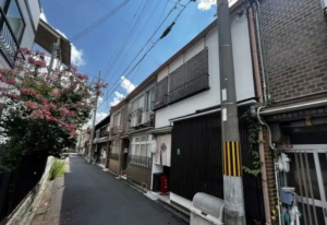 京都市上京区利生町、中古一戸建ての前面道路を含む現地写真画像です
