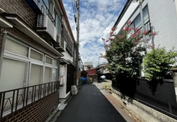 京都市上京区利生町、中古一戸建ての前面道路を含む現地写真画像です