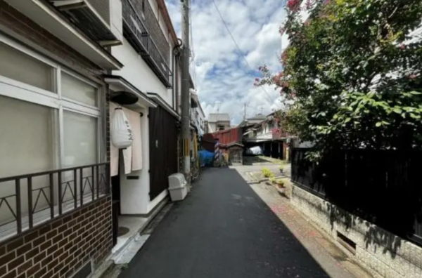 京都市上京区利生町、中古一戸建ての前面道路を含む現地写真画像です