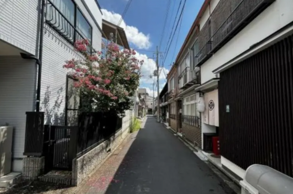 京都市上京区利生町、中古一戸建ての前面道路を含む現地写真画像です