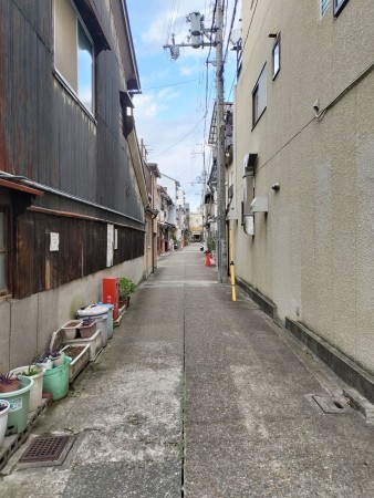 京都市上京区五辻通千本東入西五辻東町、中古一戸建ての前面道路を含む現地写真画像です