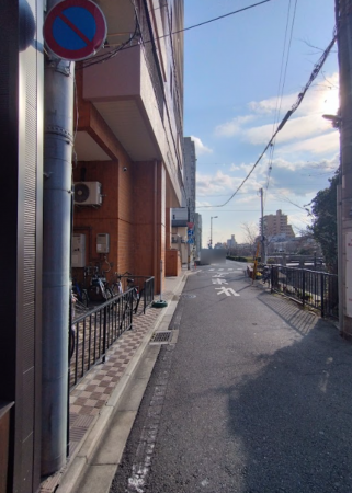 京都市上京区東橋詰町、マンションの前面道路を含む現地写真画像です