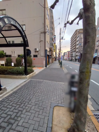 京都市上京区泰童片原町、マンションの前面道路を含む現地写真画像です