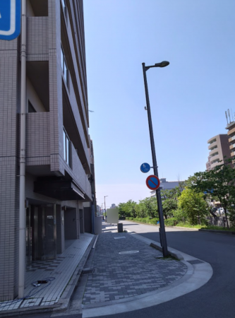 京都市上京区椹木町通堀川東入西山崎町、マンションの前面道路を含む現地写真画像です