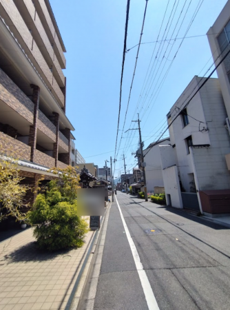京都市上京区元誓願寺通大宮東入寺今町、マンションの前面道路を含む現地写真画像です