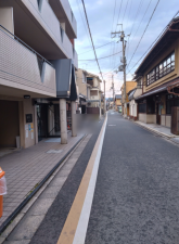 京都市上京区五辻通千本東入上る桐木町、マンションの前面道路を含む現地写真画像です